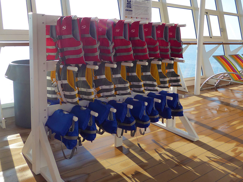 Schwimmwesten am Pool der Harmony of the Seas