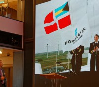 Die Flagge der Bahamas wird aufgezogen