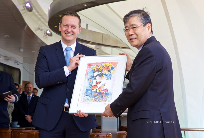 AIDA-President Felix Eichhorn und MHI-CEO Shunichi Miyanaga bei der Übergabe der AIDAperla. (Bild: AIDA)