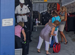 Abgabe des Gepäcks in Miami vor dem Terminal