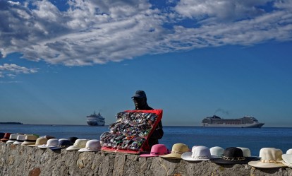 Souvenir-Verkäufer im Hafen