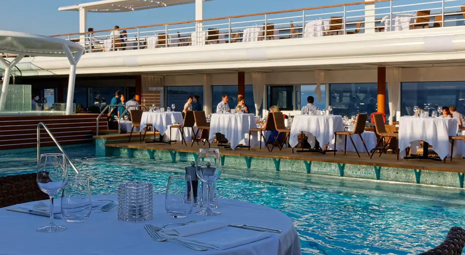 Exquisites Buffet mit Tischen direkt am Pool: So exklusiv geht's nur auf Luxus-Schiffen wie der Seven Seas Explorer.