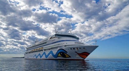 AIDAaura auf Reede vor Cannes