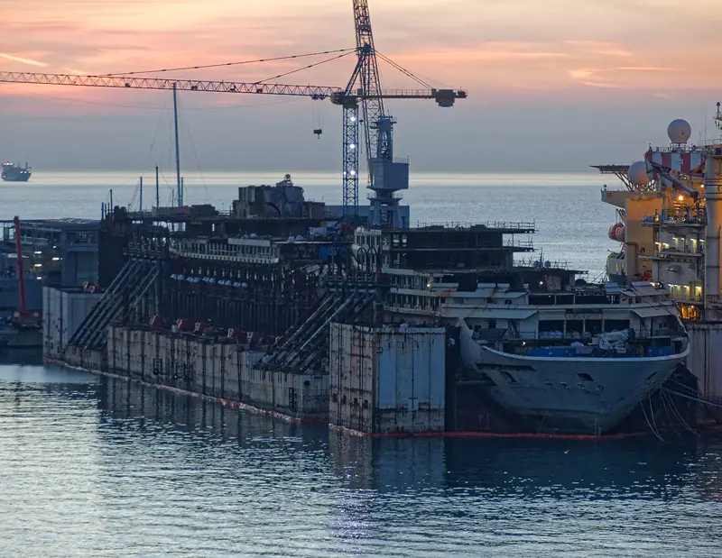 Cost Concordia während ihrer Verschrottung in Genua, November 2015