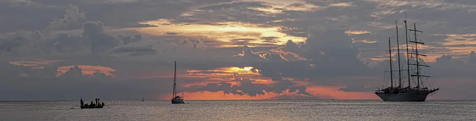 Star Clipper im Sonnenuntergang vor Lovina Beach, Bali