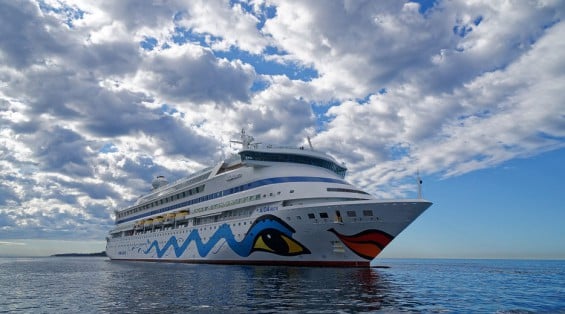 "Selection"-Schiff: AIDAaura auf Reede vor Cannes