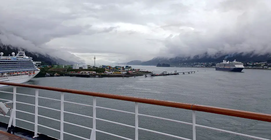 An einem regnerischen Tag in Alaskas größten Kreuzfahrthafen, 2016 mit über 1 Million Passagiere