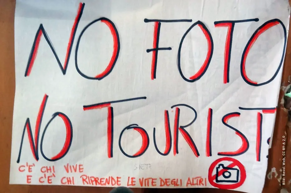 Universität Bologna: genervt von fotografierenden Touristen (Bild: Revol Web, CC BY-SA 2.0)