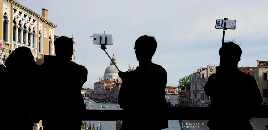 "Selfie-Touristen" in Venedig (Bild: Karen Eliot, CC BY-SA 2.0)