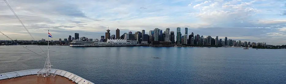 Kreuzfahrt-Terminal und Skyline von Vancouver