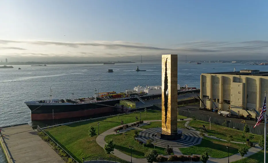 Port Liberty in Bayonne mit "Tear Drop Memorial" in Erinnerung an 9/11