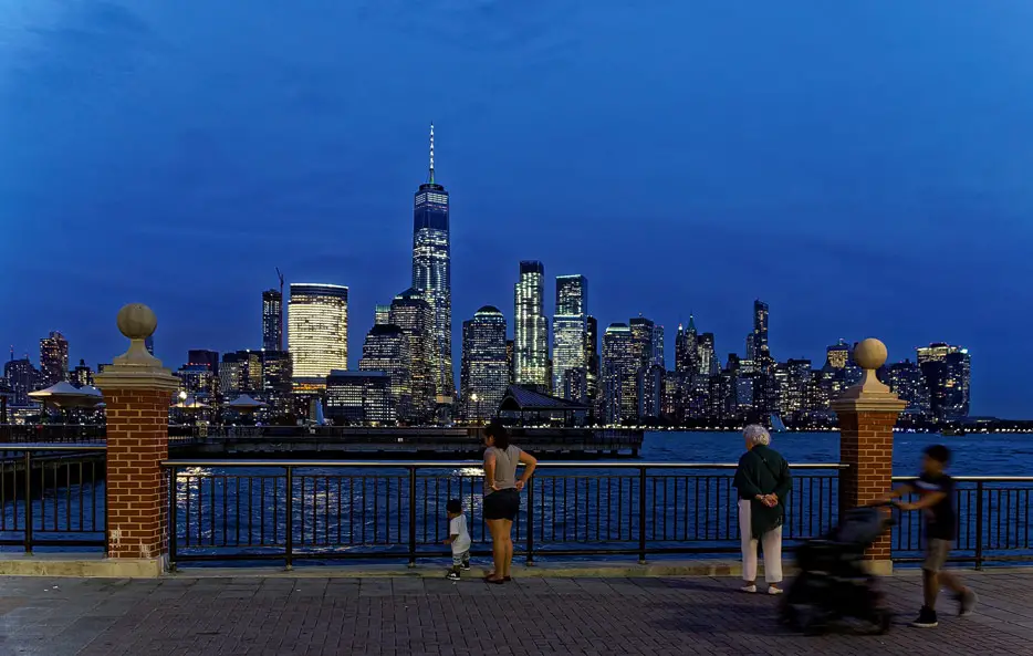 Blick auf Manhattan und World Trade Center vom Exchange Place in Jersey City aus