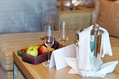 Obst und Champagner: ein Willkommensgruß für Stammkunden