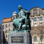 Otto von Guericke vor dem neuen Rathaus