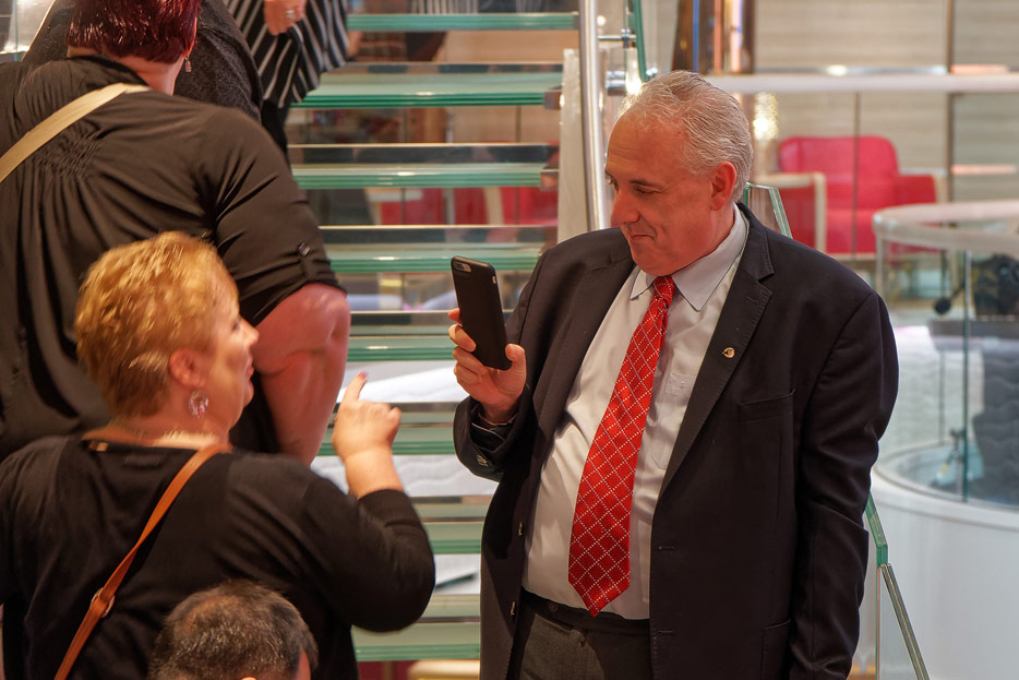 Video-Livestream bei Facebook: John Heald auf der Carnival Horizon