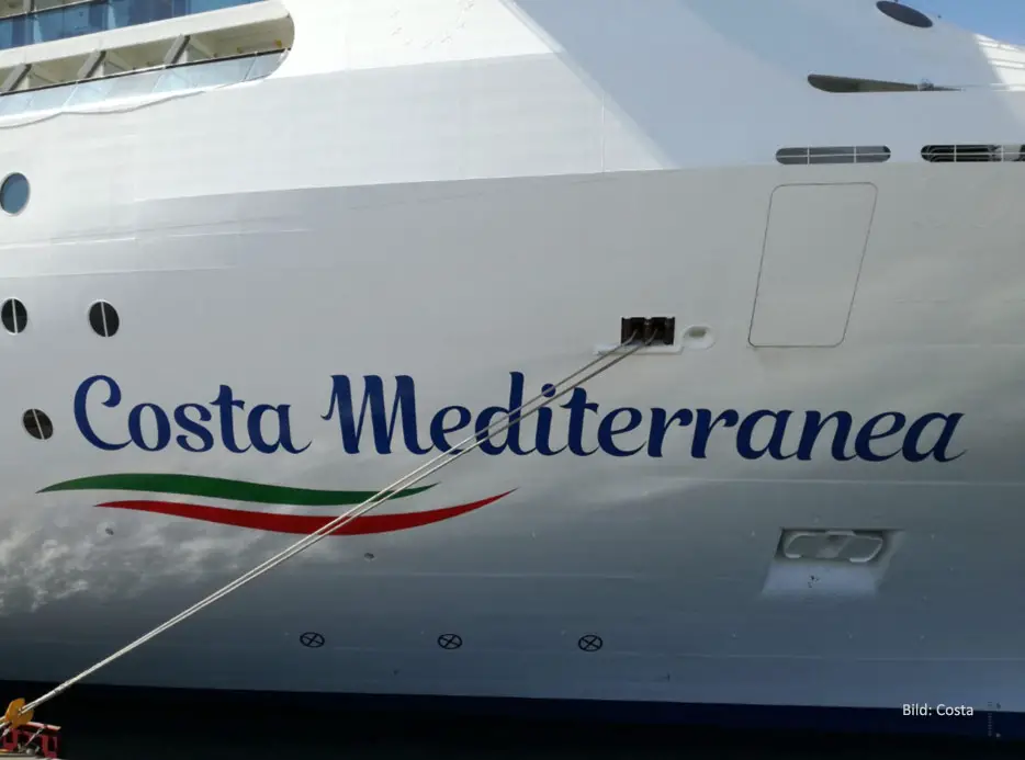 Neues Design für den Schiffsnamen am Bug der Costa Mediterranea