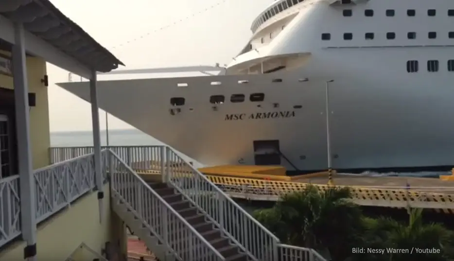 MSC Armonia rammt Pier in Roatan