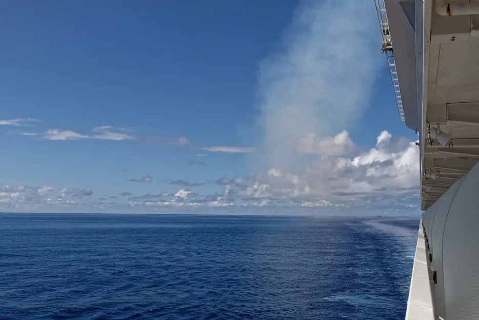 sichtbare Emissionen eines Kreuzfahrtschiffs auf See