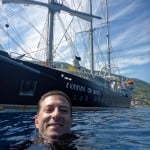 ums Schiff herum schwimmen