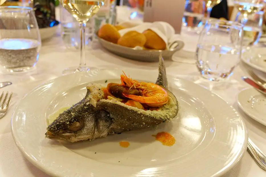 Regionale Küche auf der Costa Favolosa - sehr lecker: Seebarsch gefüllt mit Muscheln und Garnelen