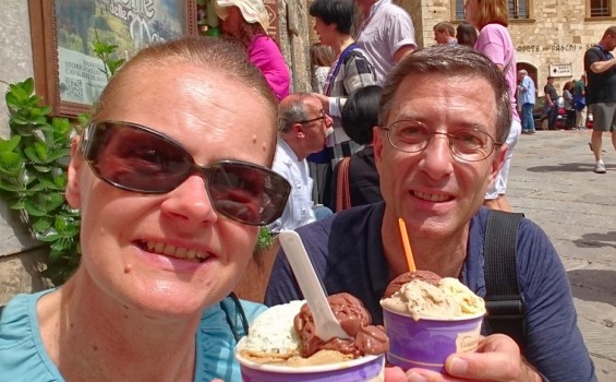 Carmen und Franz: Urlaubs-Selfie beim Eis essen