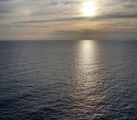 der Blick bis zum Horizont kurz vor Sonnenuntergang ist einer der schönsten Momente auf Kreuzfahrt, jeden Tag, immer wieder.