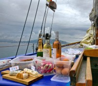 provenzalisches Picknick am Schiff. einfach traumhaft.