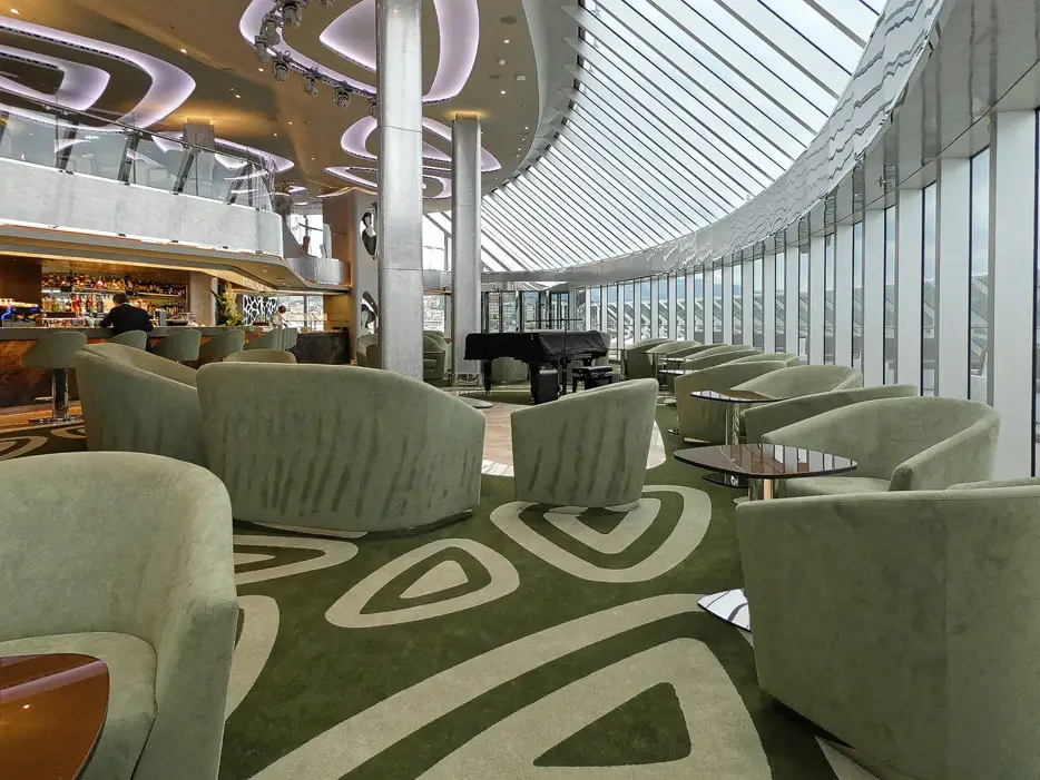 Grün statt Weinrot: neue Farbgestaltung in der Top Sail Lounge