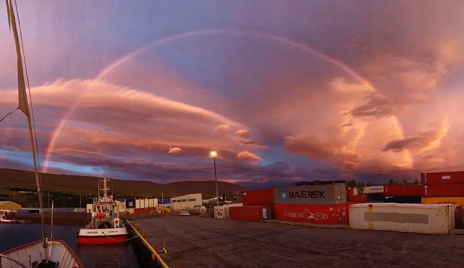 Regenbogen zum Sonnenuntergang in Akureyri