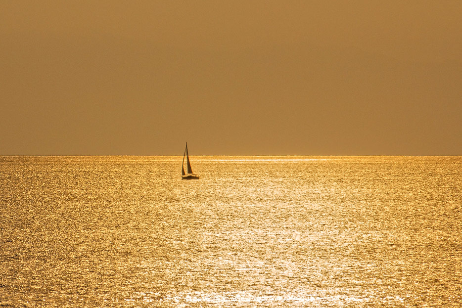 Wenn die Sonne das Meer zum Sonnenuntergang golden färbt