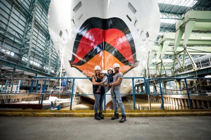 Tauf-Familie Mirza in der Papenburger Meyer-Werft (Bild: AIDA)