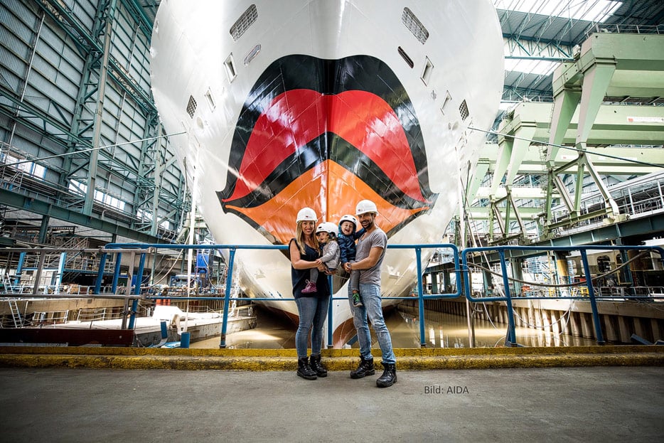 Tauf-Familie Mirza in der Papenburger Meyer-Werft (Bild: AIDA)