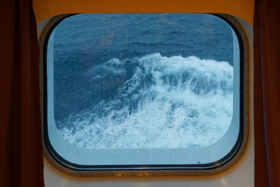stürmischer Atlantik - Blick vom Kabinenfenster