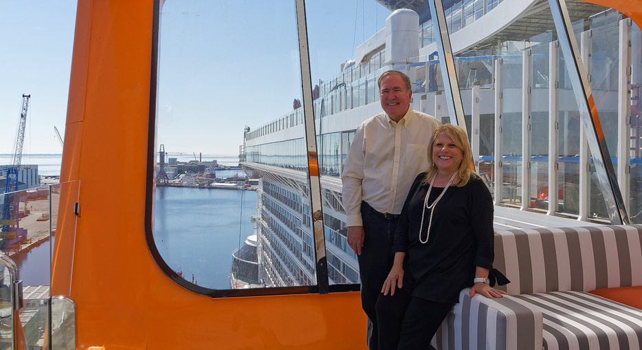 RCL-Chairman Richard Fain und Celebrity-CEO Lisa Lutoff-Perlo am Magic Carpet der Celebrity Edge.