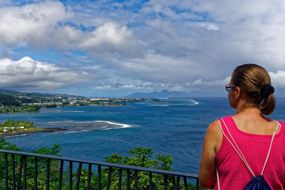 Blick auf Papeete und die Nachbarinsel Moorea vom Aussichtspunkt Taharaa