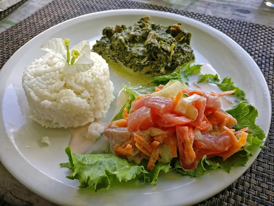 polynesische Gerichte zum Mittagessen in den Bergen
