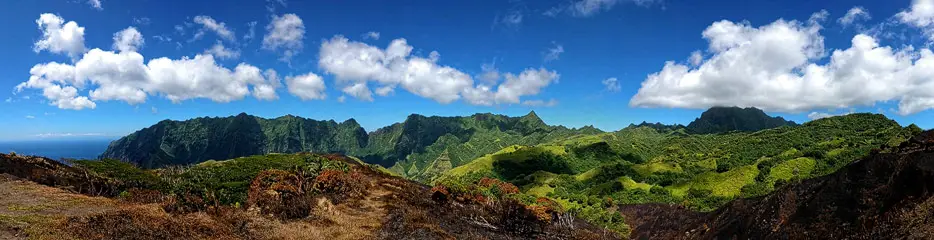 Panorama-Blick auf das Tal von Hanavave auf der Marquesas-Insel Fatu Hivaq