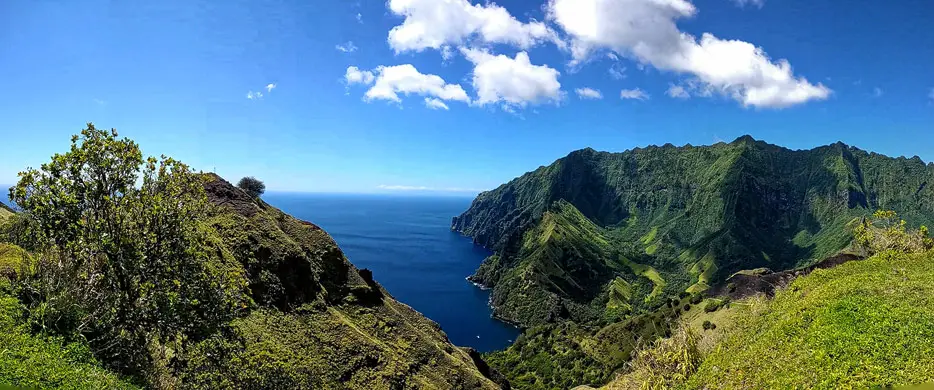 Panorama-Blick auf das Tal von Hanavave auf der Marquesas-Insel Fatu Hivaq