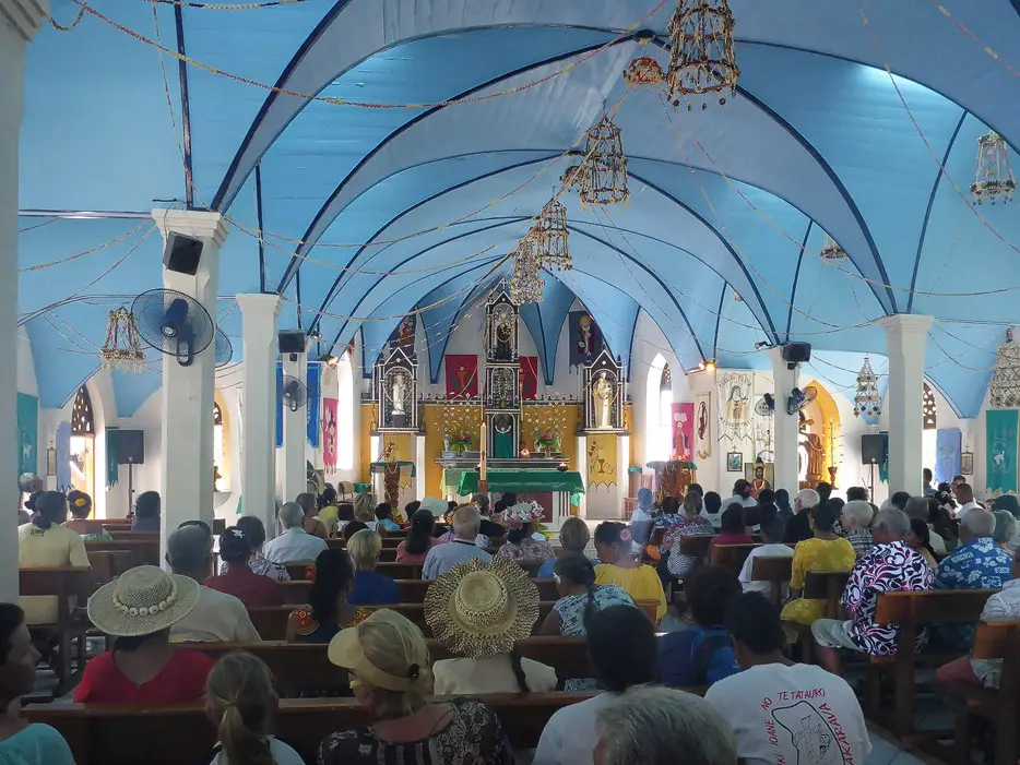 zum Gottesdienst in der Kirche von Rotoava auf Fakarava