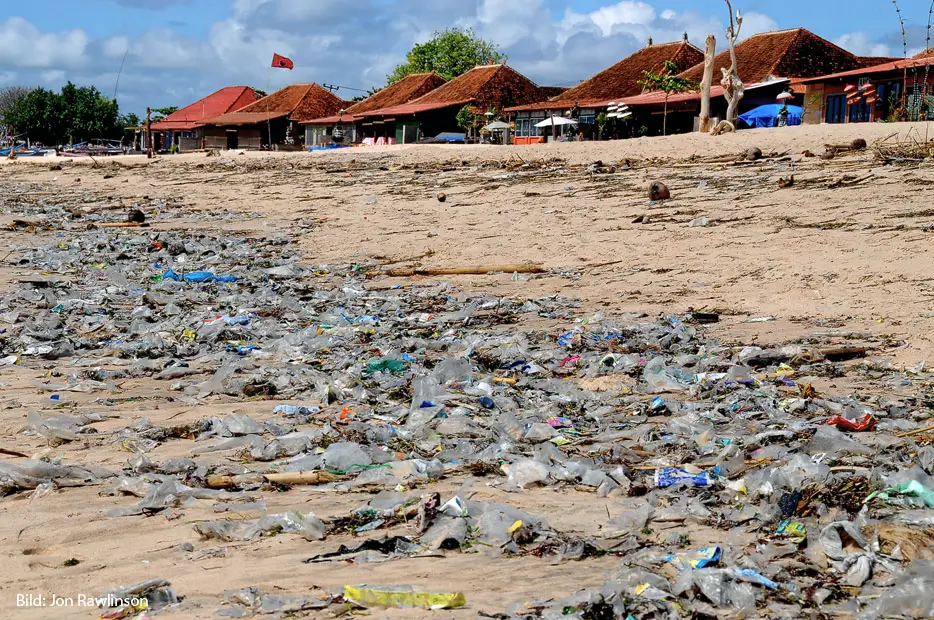 Plastik-Müll an einem Strand in Bali (Bild: Jon Rawlinson, CC BY 2.0)