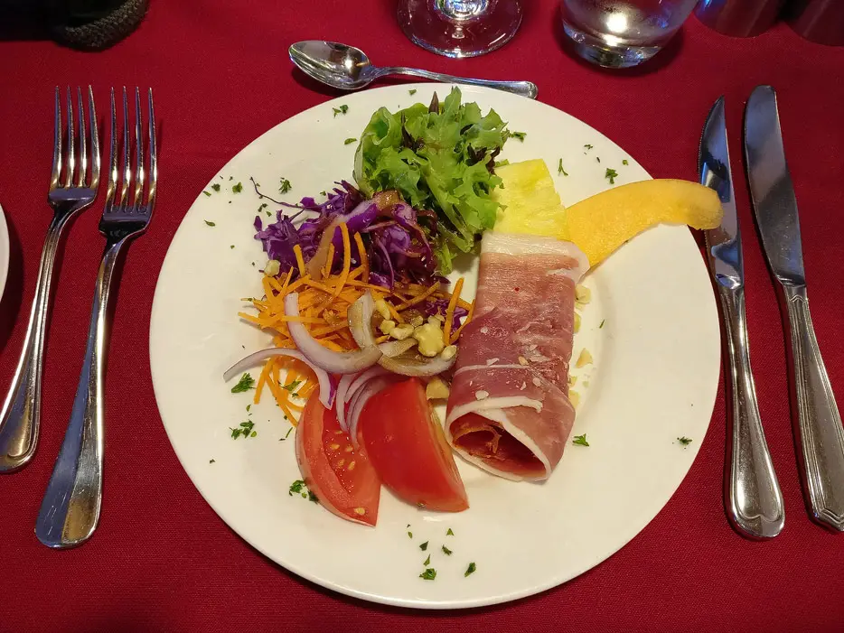 tropischer Salat mit Bayonne-Schinken