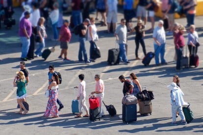 Reisende im Kreuzfahrthafen