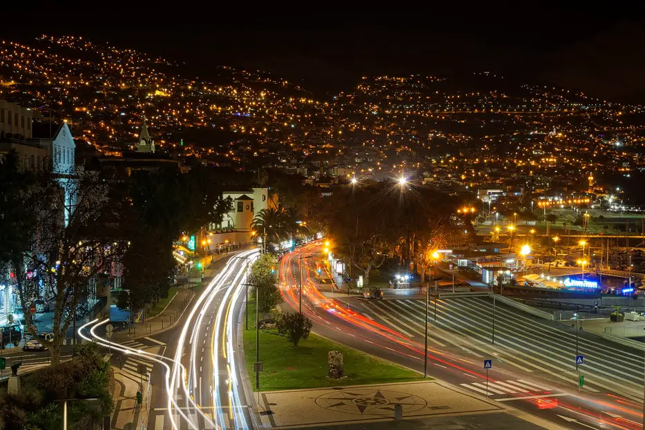 Versuche mit den Lichtspuren von Autos in Funchal
