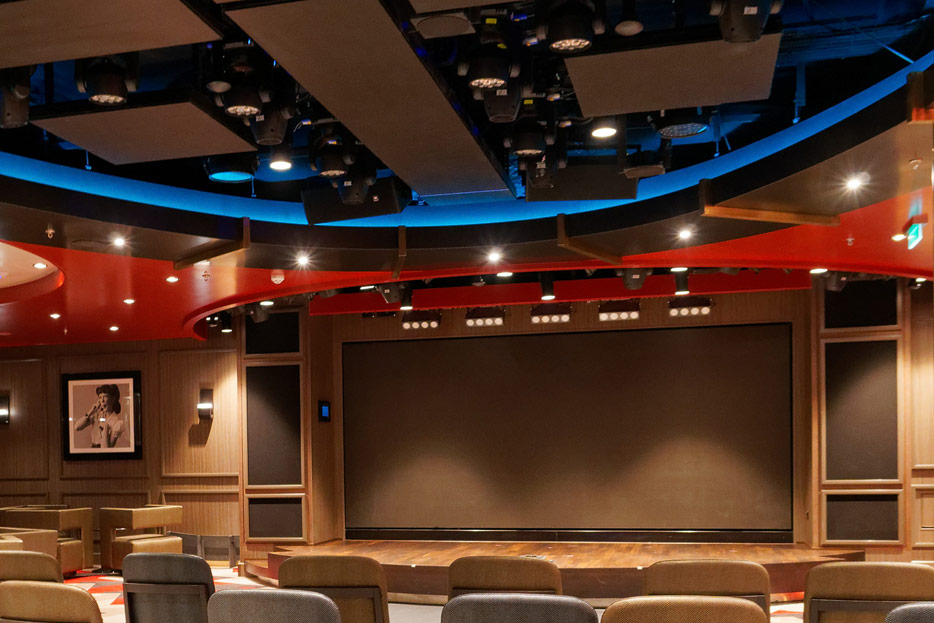 Bühne des "Social Comedy & Night Club" der Norwegian Bliss