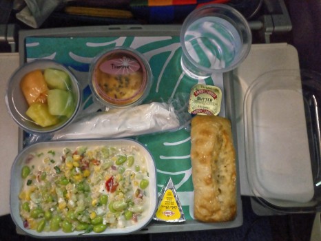 Airline-Essen: beinahe mehr Plastik-Müll als Nahrung und dazu Getränke in Plastik-Bechern