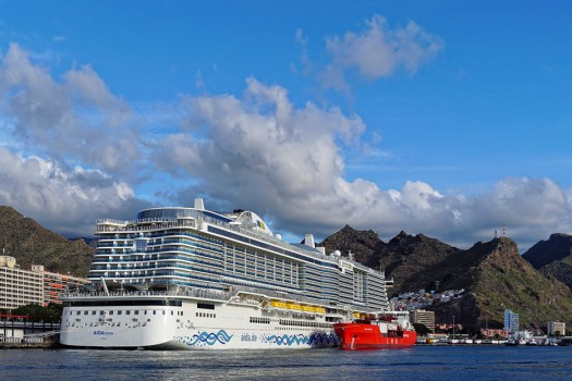 AIDAnova beim LNG-Bunkern in Teneriffa