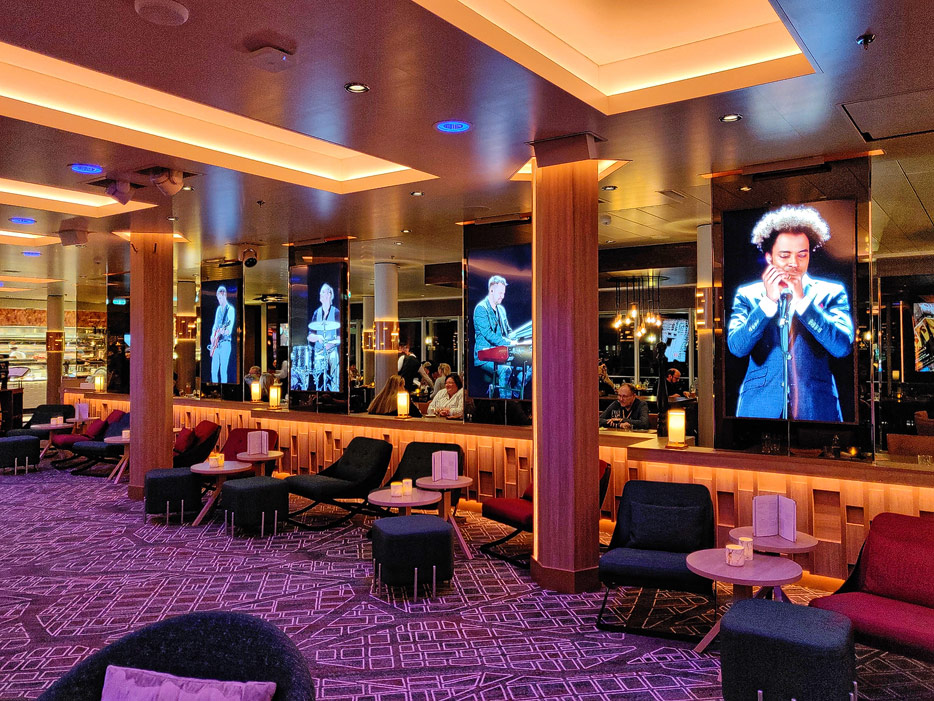 Den Roboter-DJ in der Diamant-Bar hat TUI Cruises gestrichen, was den Raum großzügiger wirken lässt.