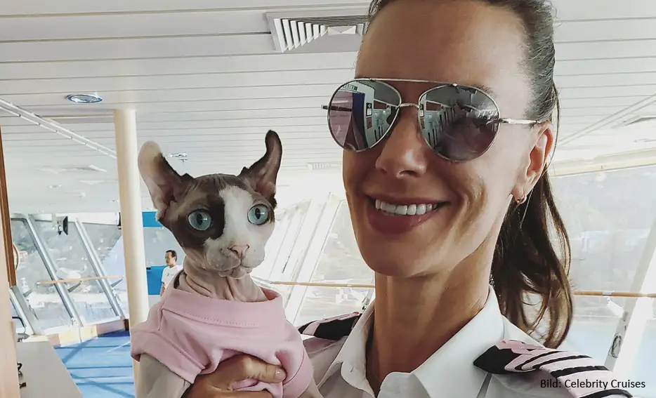 Capt. Kate McCue mit ihrer Katze Bug Naked (Bild: Celebrity Cruises)