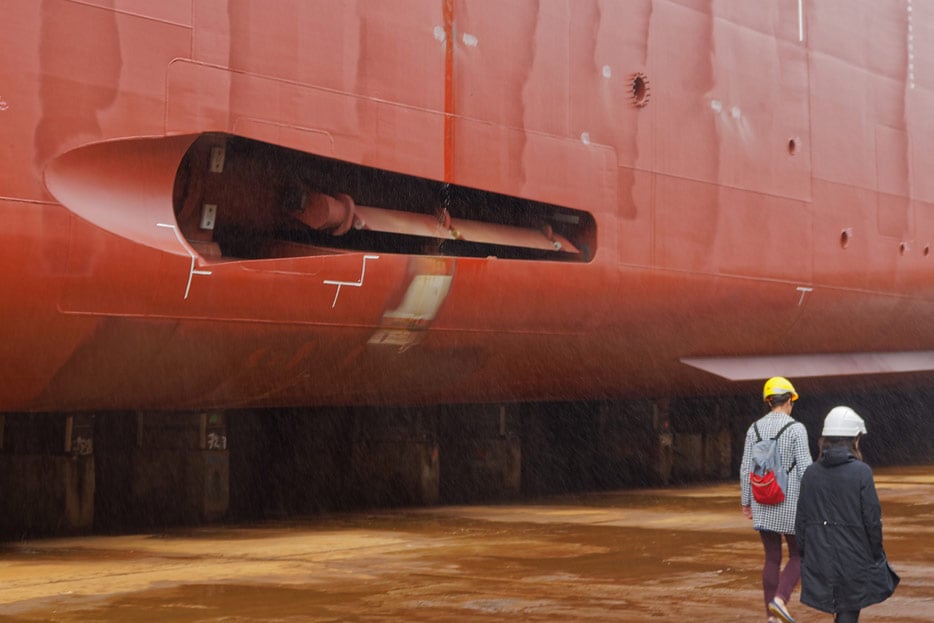 Blick auf einen (eingefahrenen) Stabilisator im Trockendock