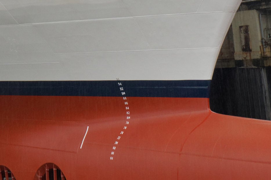 Tiefgang-Skala, im Trockendock vollständig zu sehen